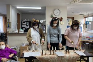 入居者と職員が一緒に室内活動・工作を行っている様子