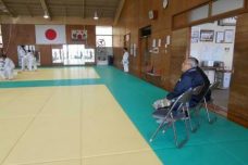 木造の体育館で車いす利用者がスポーツ活動に参加している風景